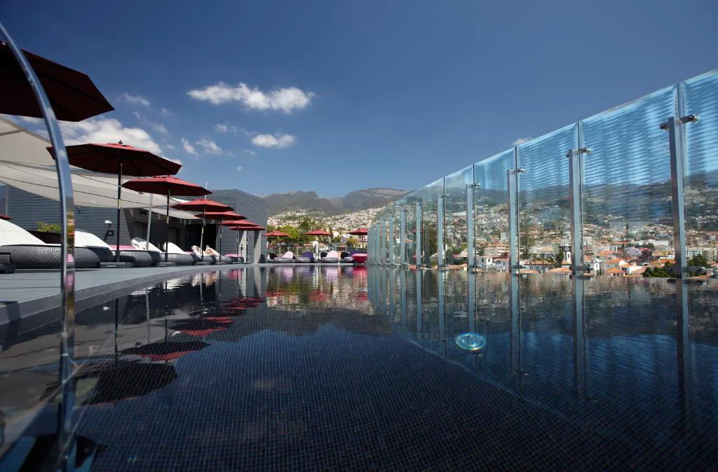 Piscina infinita en la azotea de The Vine Hotel con vistas a la bahía y las montañas de Funchal