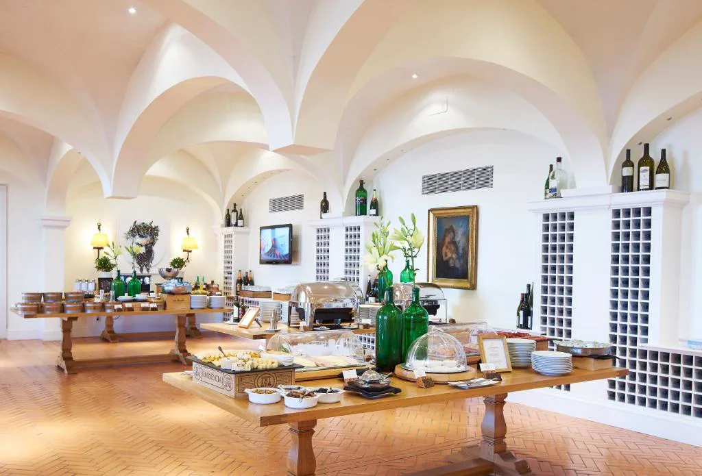 Sala de desayuno bajo bóvedas de piedra con botelleros de vino de Oporto, The Yeatman