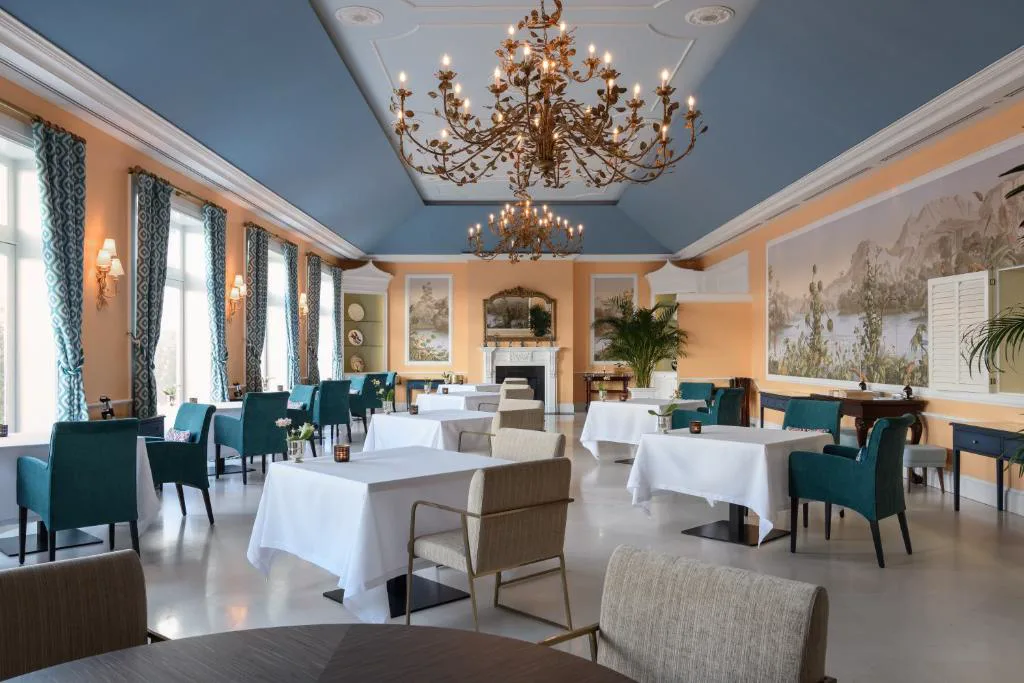 Comedor del restaurante con lámparas de araña y murales pintados, The Yeatman