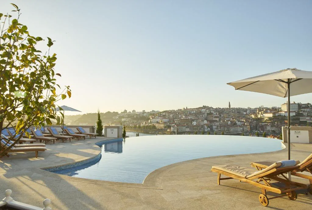 Piscina infinita de The Yeatman con vistas al centro histórico de Oporto y el río Duero al atardecer