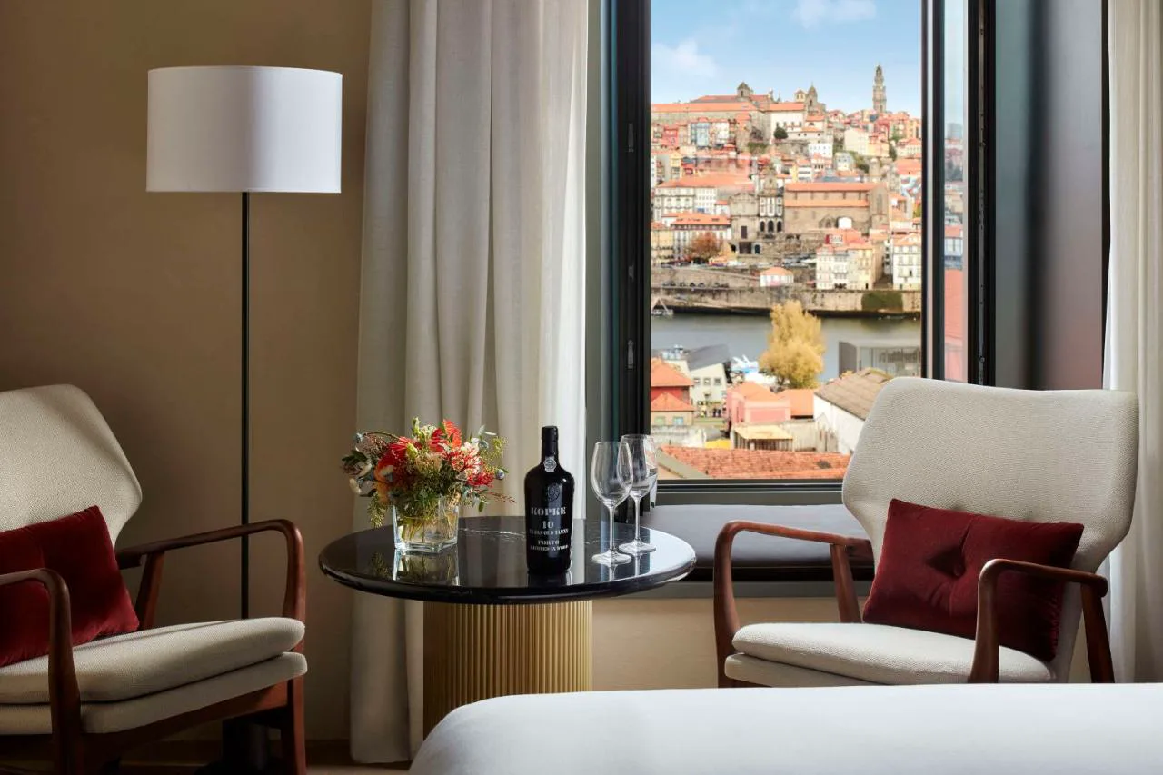 Botella de Oporto Kopke junto a la ventana con vistas al Duero