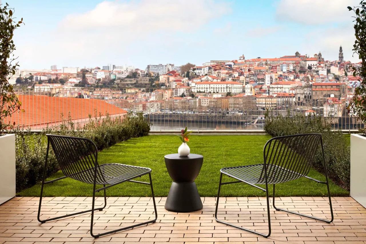 Terraza con jardín y vistas al Porto histórico en Tivoli Kopke Porto Gaia