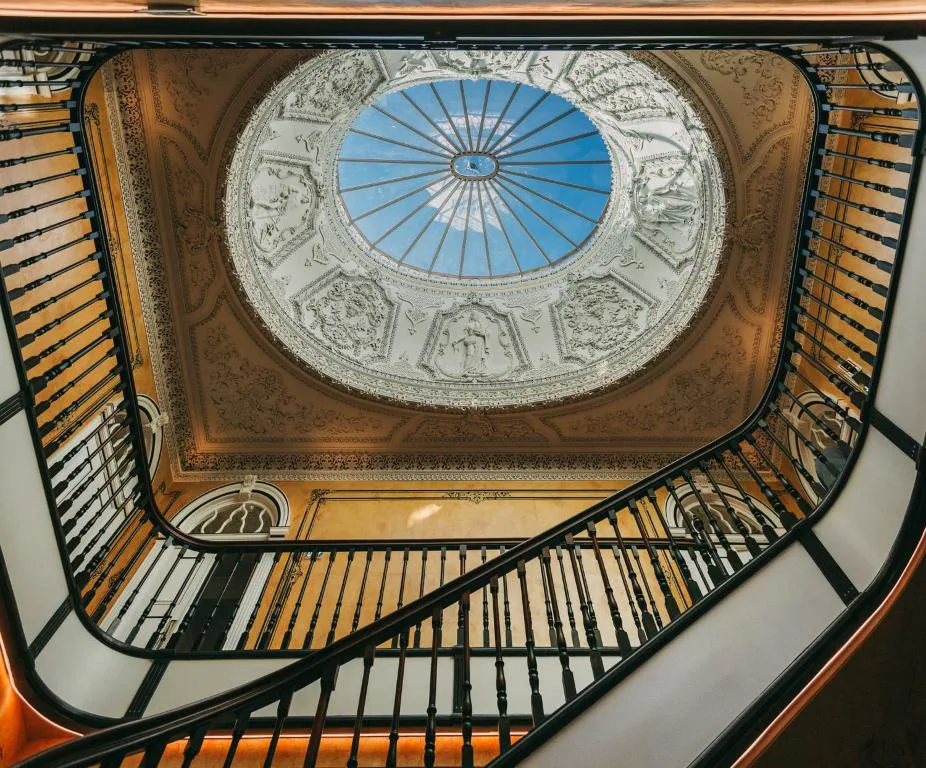 Escalera con cúpula acristalada original vista desde abajo, Torel Palace Porto