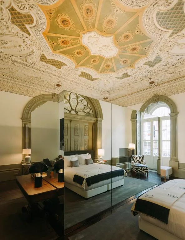 Suite con techo de estuco original y camas reflejadas en espejo, Torel Palace Porto