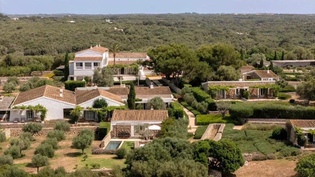Vista aérea de la finca agrícola rehabilitada entre olivares, Torralbenc