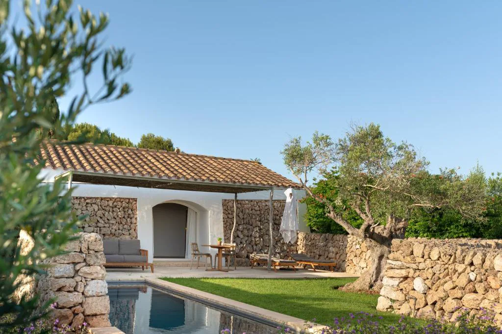 Villa con piscina privada junto a un olivo centenario y muro de piedra seca, Torralbenc