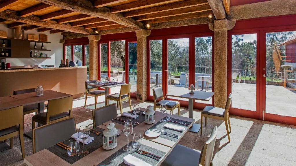 Restaurante con marcos rojos y vistas al viñedo, Torre de Gomariz