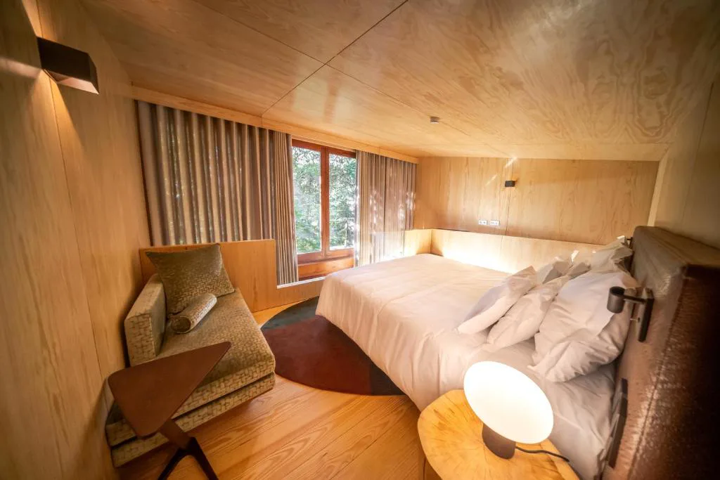 Suite en madera clara con vistas al bosque, Torre de Gomariz