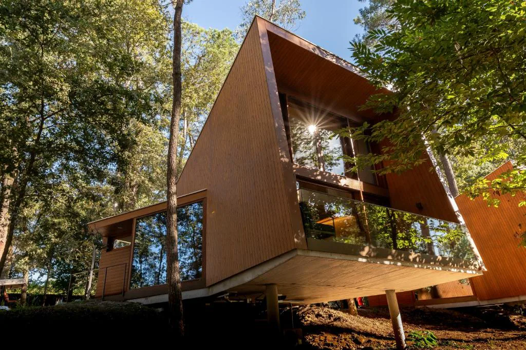 Bungalow de madera elevado entre los árboles, Torre de Gomariz