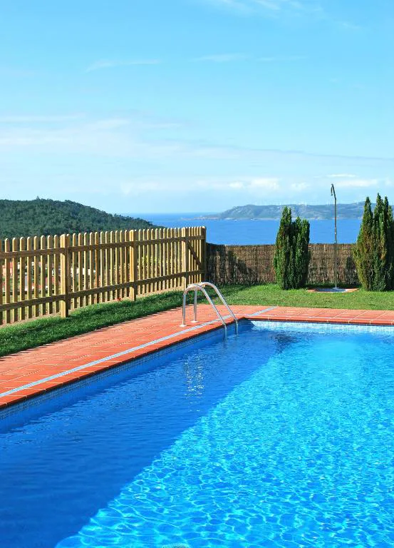 Piscina exterior con vistas al mar y a la costa, A Torre de Laxe