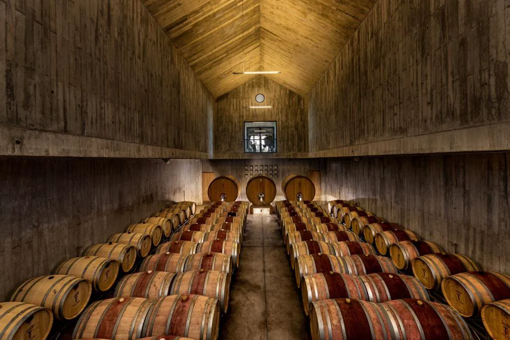 Bodega con barricas de vino de la herdade, Torre de Palma Wine Hotel