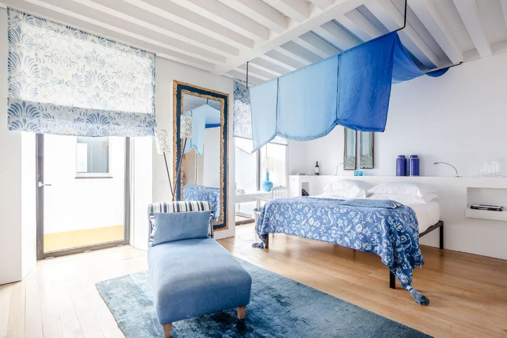 Habitación en tonos azules con dosel y dobladillo artesanal, Torre de Palma Wine Hotel