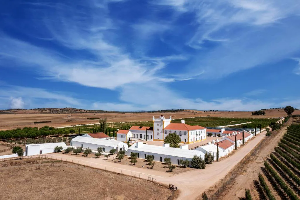 Vista aérea de la herdade de Torre de Palma Wine Hotel, entre viñedos del Alto Alentejo, Monforte