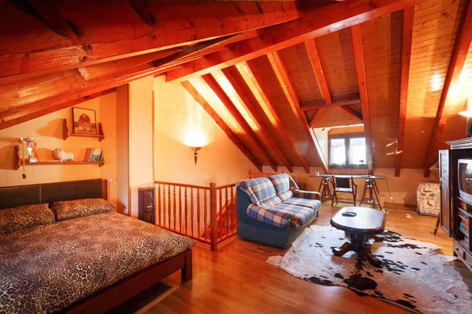 Habitación abuhardillada con vigas de madera