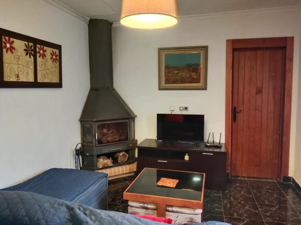 Salón con chimenea de esquina y televisión