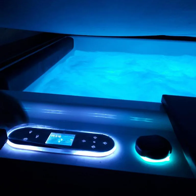 Bañera de hidromasaje iluminada en azul