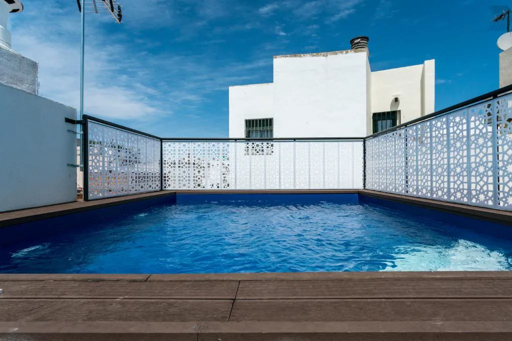 Piscina privada con cerramiento de celosía blanca