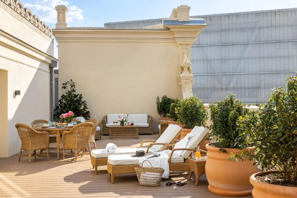 Terraza con tumbonas, mimbre y macetas en la azotea del URSO