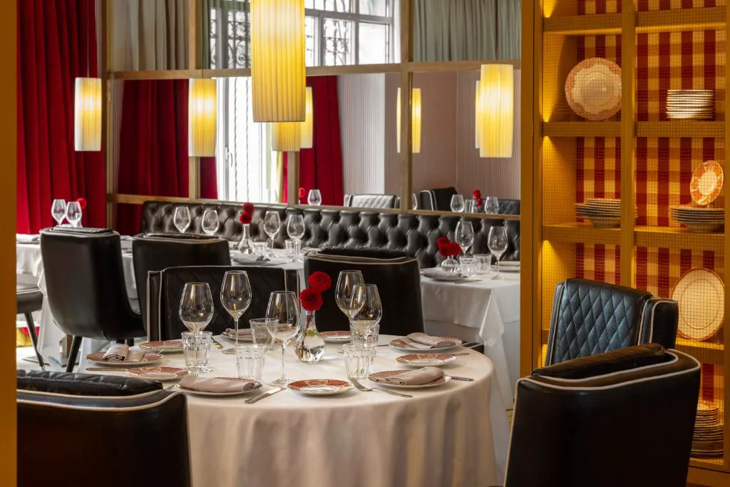 Comedor del restaurante Casa Felisa con mesas vestidas y banquetas de cuero