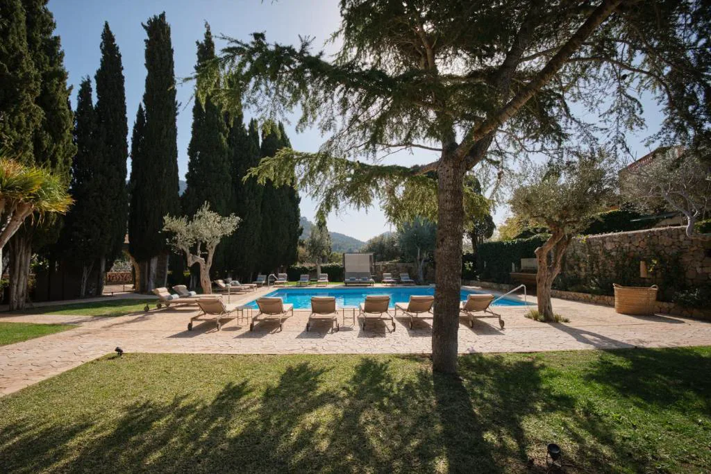 Piscina exterior entre cipreses con vistas a la Serra de Tramuntana, Valldemossa Hotel