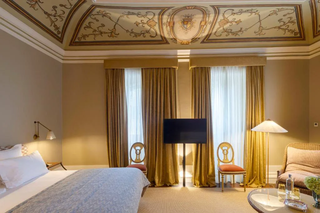 Suite con techo de frescos originales y cortinas doradas, Valverde Santar