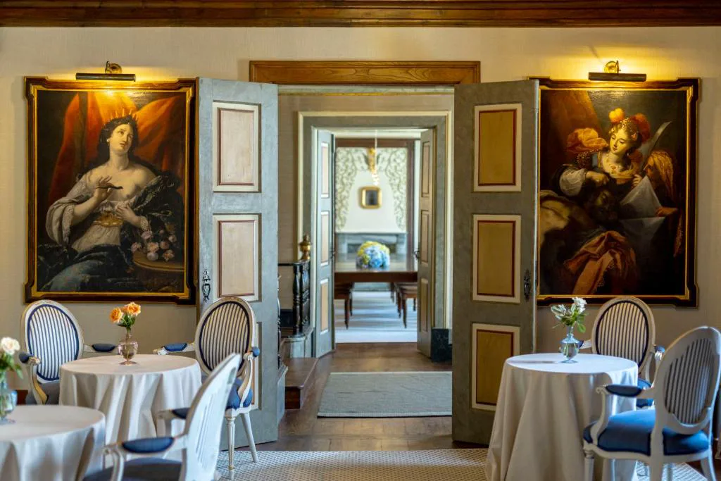 Salón con puertas abiertas y pinturas de época, Valverde Santar