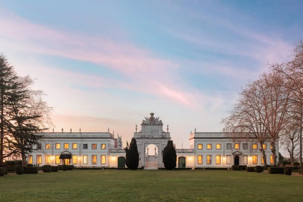 Fachada del Palácio de Seteais iluminada al atardecer, con su arco de triunfo de 1802