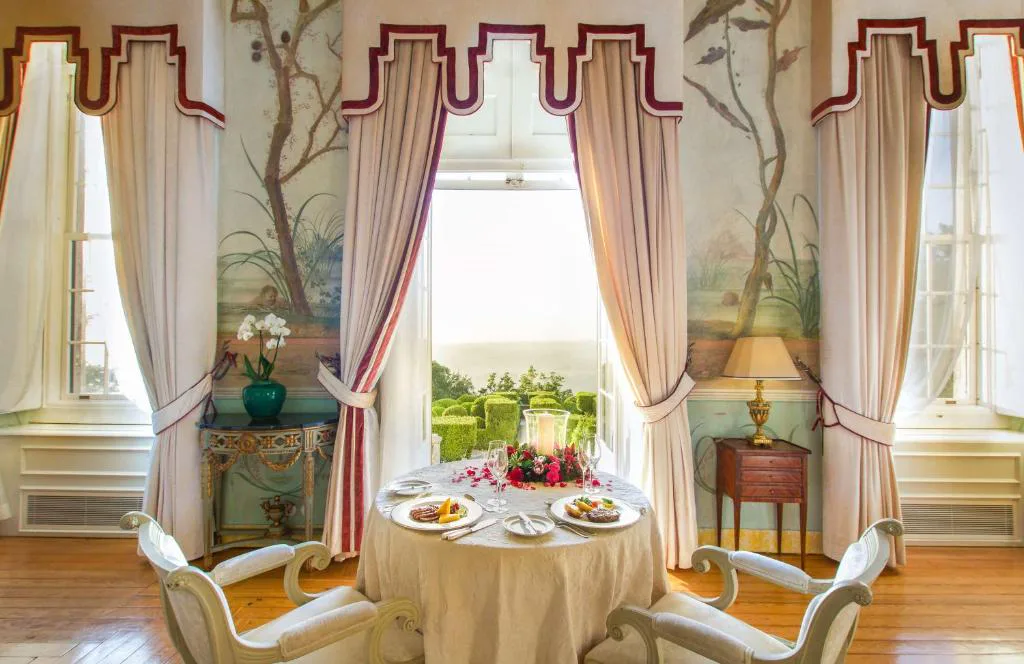 Mesa preparada junto al balcón abierto al jardín, Palácio de Seteais
