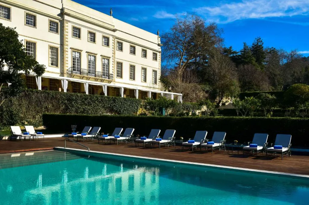Piscina exterior junto a la fachada palaciega de Seteais