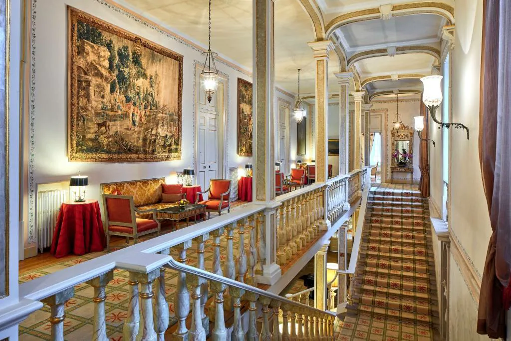 Galería superior con tapices y araña de cristal, Palácio de Seteais