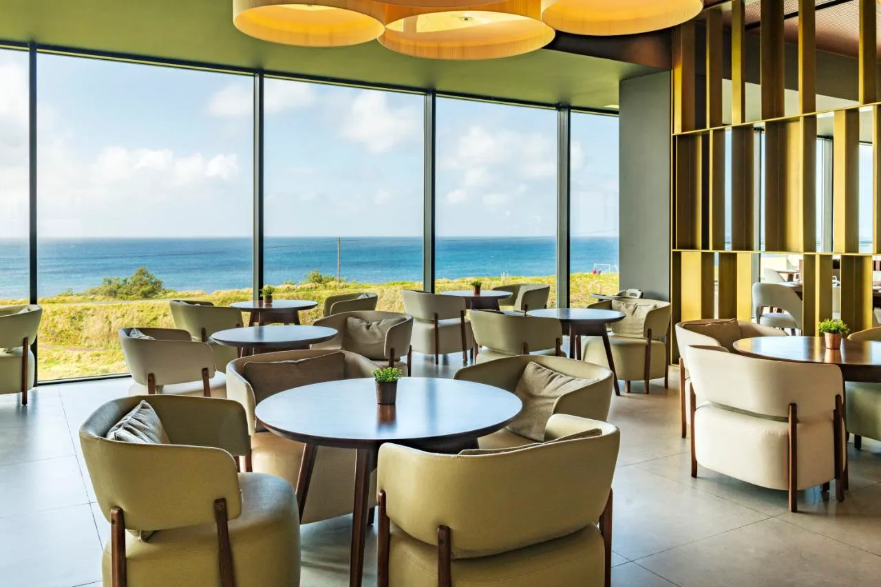 Salón con vistas al Atlántico en Hotel Verde Mar & SPA