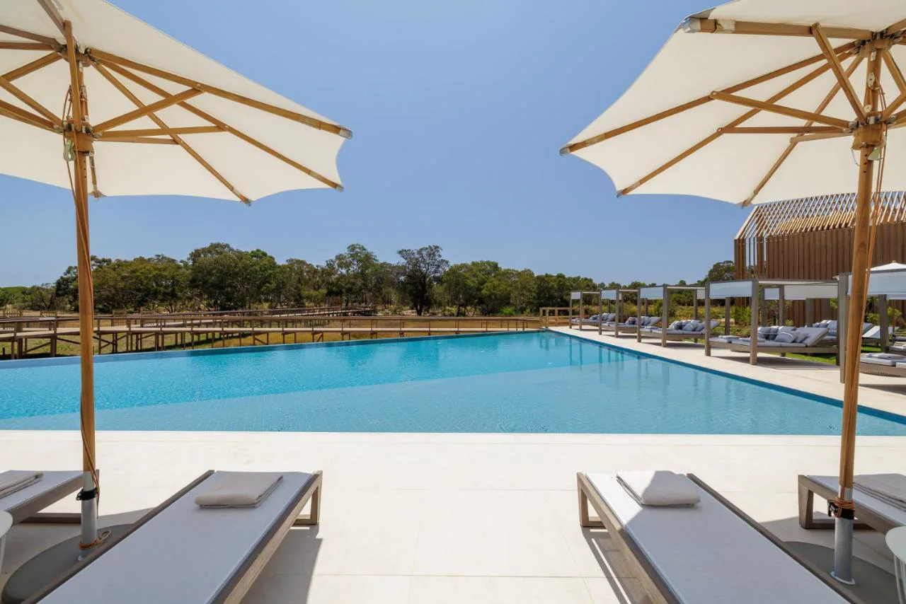 Piscina infinita de Verdelago Resort con vistas al pinar