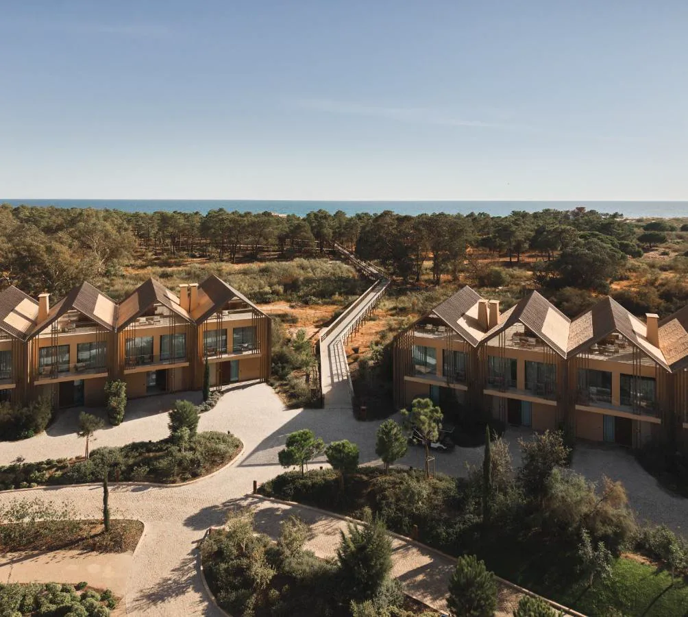 Casas de diseño de Verdelago Resort entre pinares junto al mar, en Praia Verde