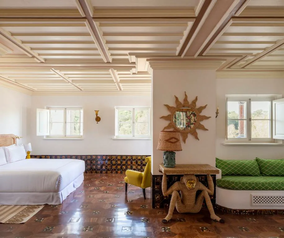 Suite con techo de vigas de madera y decoración de cerámica artesana, Vermelho Melides
