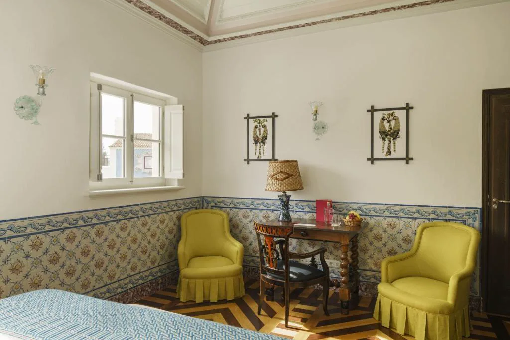Suite con azulejos tradicionales portugueses y butacas en verde mostaza, Vermelho Melides