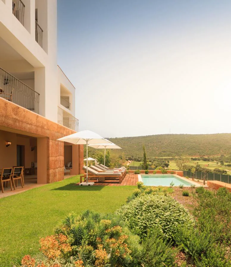 Piscina con vistas a las colinas del Algarve en Viceroy at Ombria