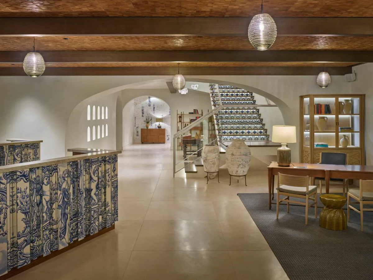 Lobby con azulejos portugueses en Viceroy at Ombria Algarve