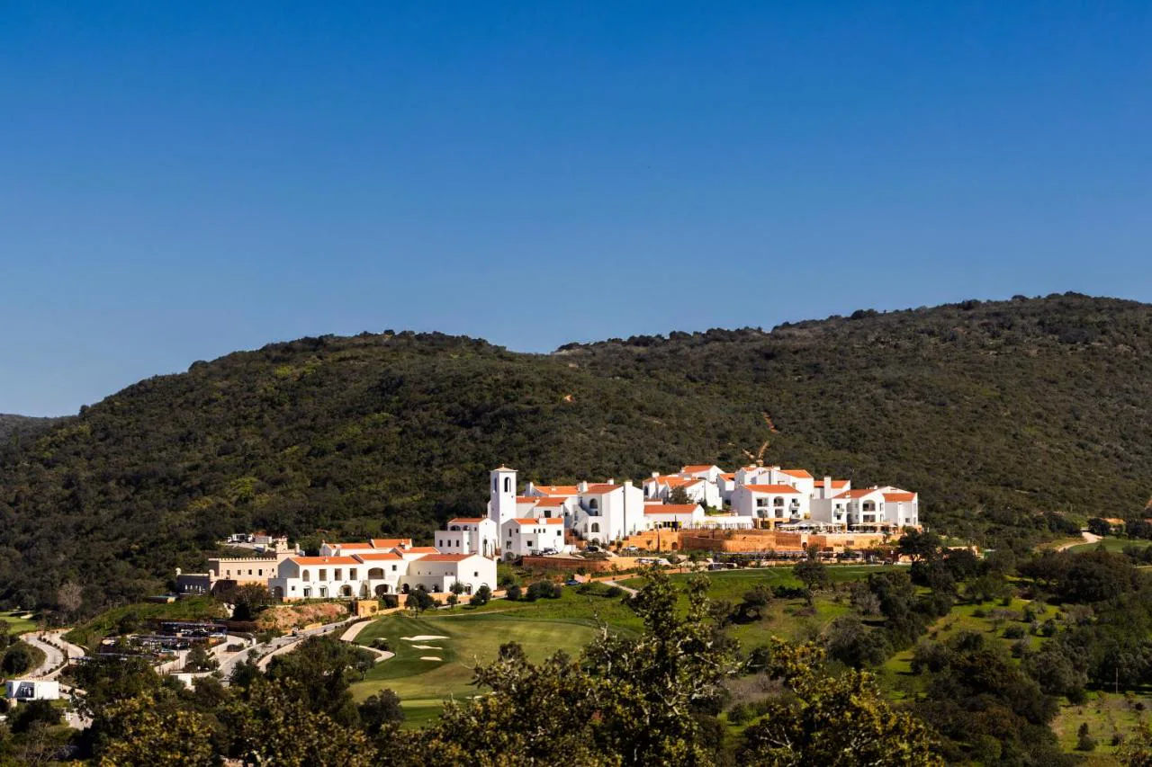Vista aérea de Viceroy at Ombria Algarve entre colinas y campo de golf