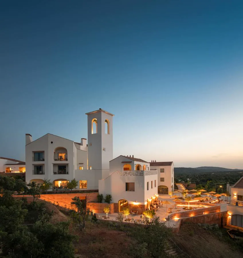 Viceroy at Ombria Algarve al atardecer, estilo pueblo blanco en las colinas de Loulé