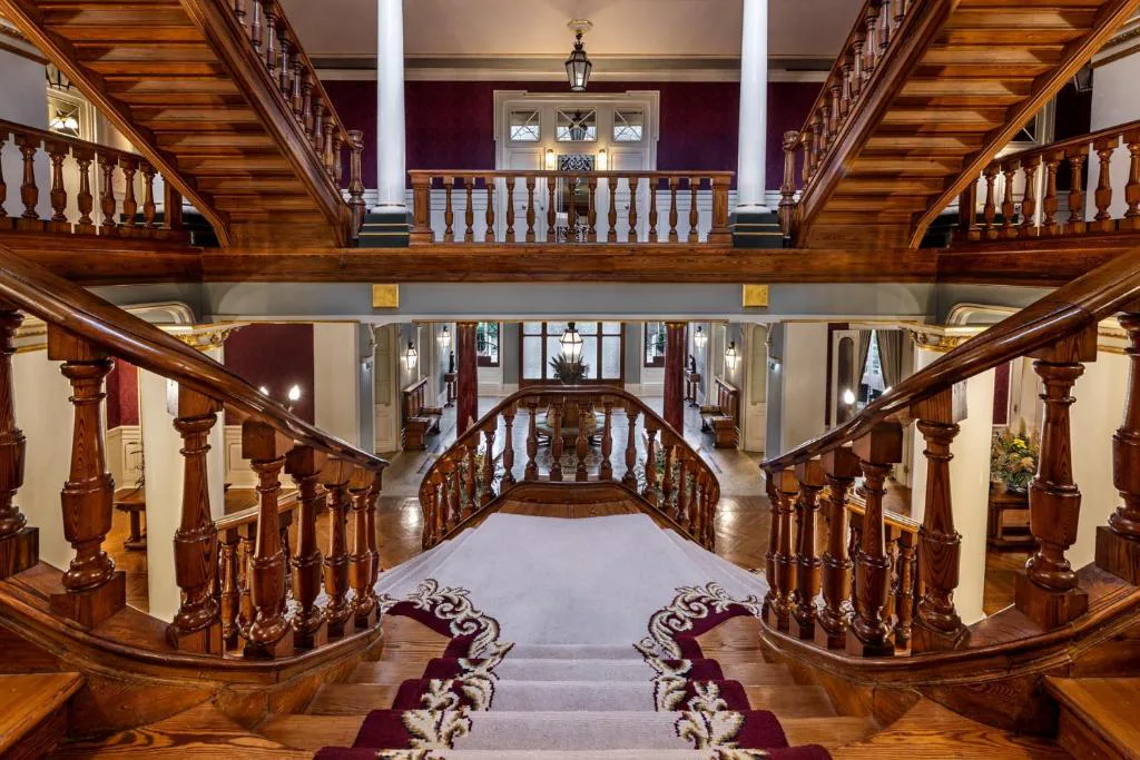 Gran escalera de madera tallada del vestíbulo principal de Vidago Palace