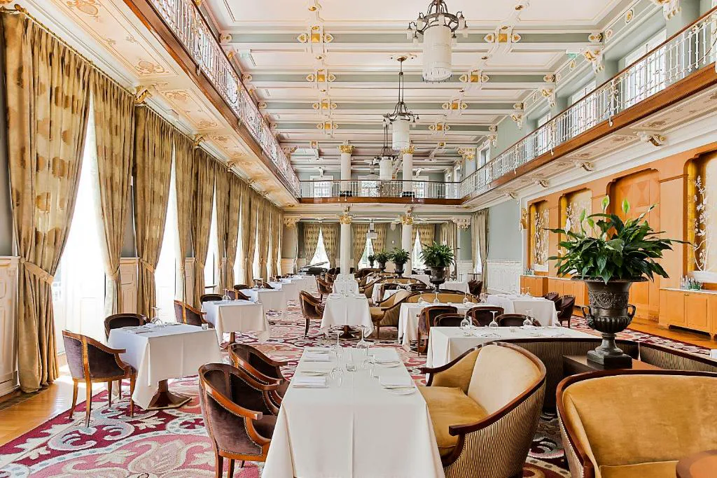Salón comedor Belle Époque con balconada y lámparas de araña, Vidago Palace