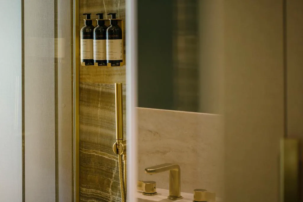 Detalle del baño con grifería dorada en Vila Foz Hotel & SPA