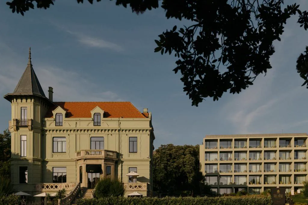 Villa señorial de Vila Foz Hotel & SPA junto a su ala contemporánea, Foz do Douro, Oporto