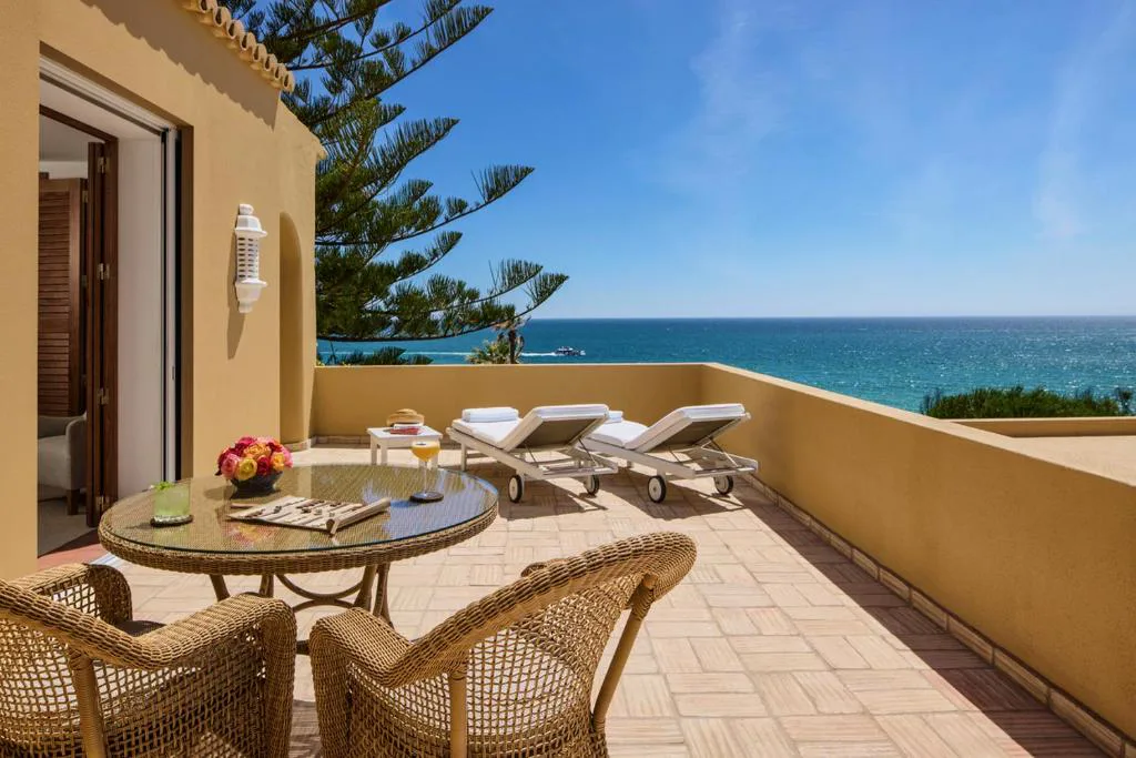 Terraza con tumbonas y vistas directas al mar, Vila Joya