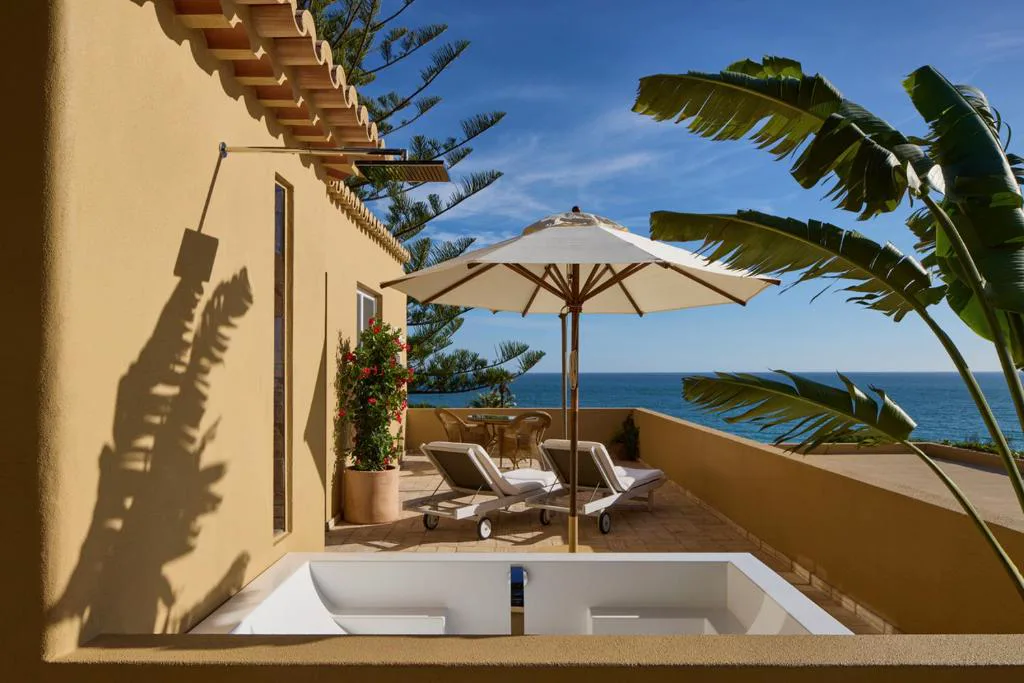 Bañera exterior privada bajo sombrilla con vistas al Atlántico, Vila Joya