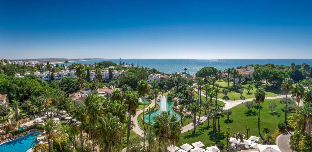 Jardines de Vila Vita Parc con lago y fuente frente al Atlántico