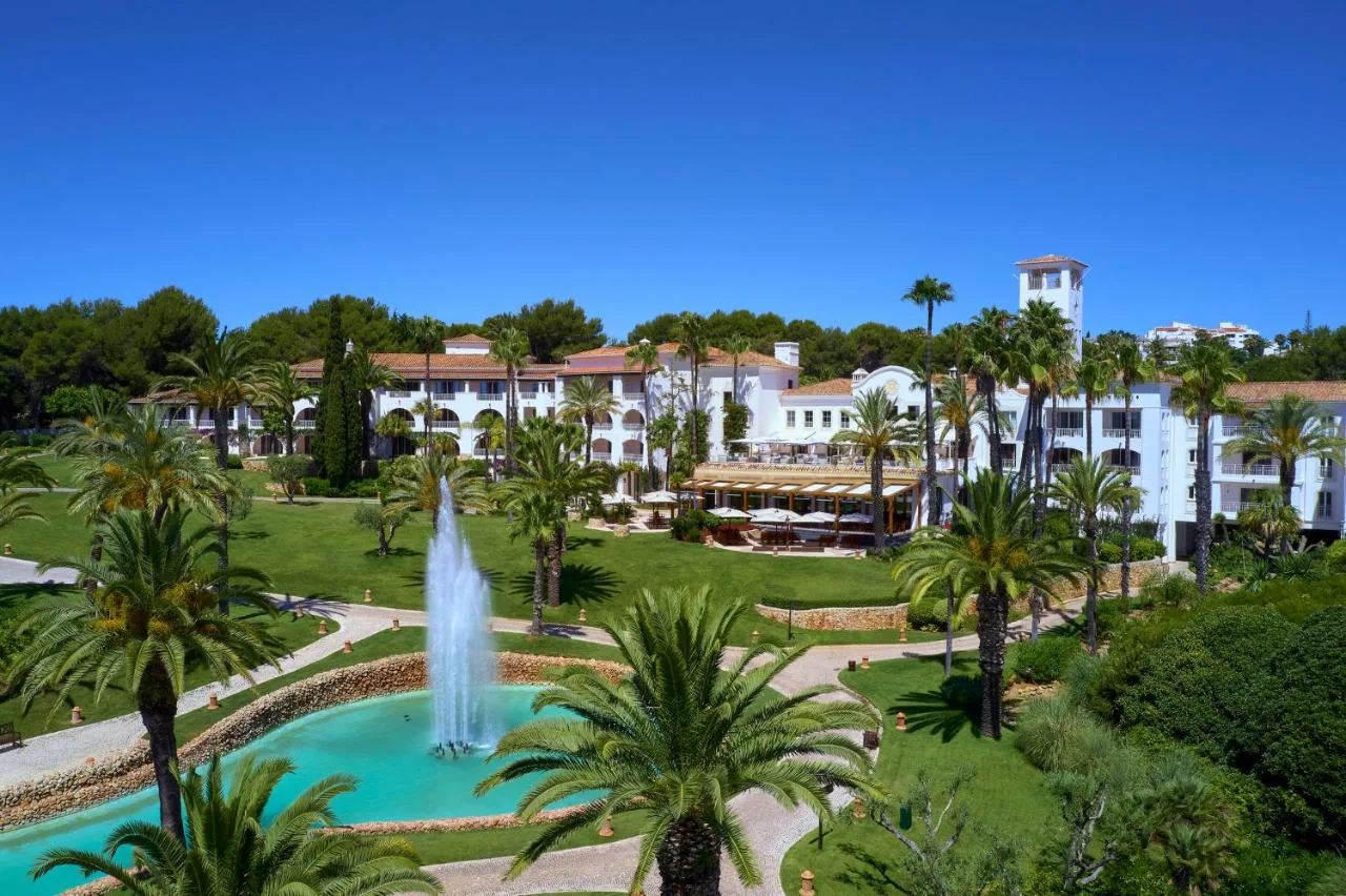 Edificio principal de estilo morisco de Vila Vita Parc entre jardines