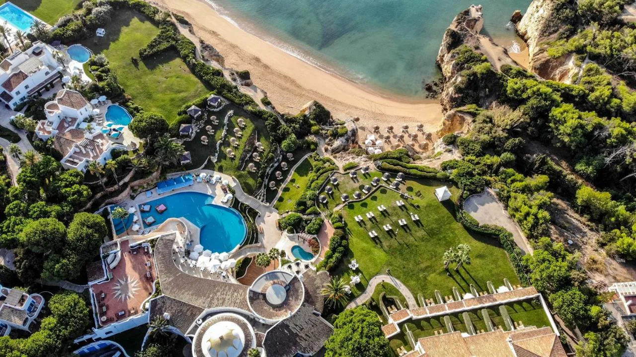 Vista aérea de las piscinas y la playa privada de Vila Vita Parc