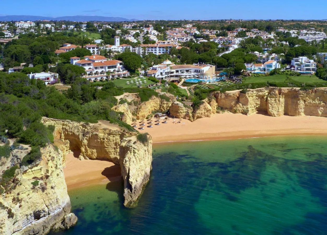 Vista aérea de Vila Vita Parc sobre los acantilados y la playa de Alporchinhos, Algarve