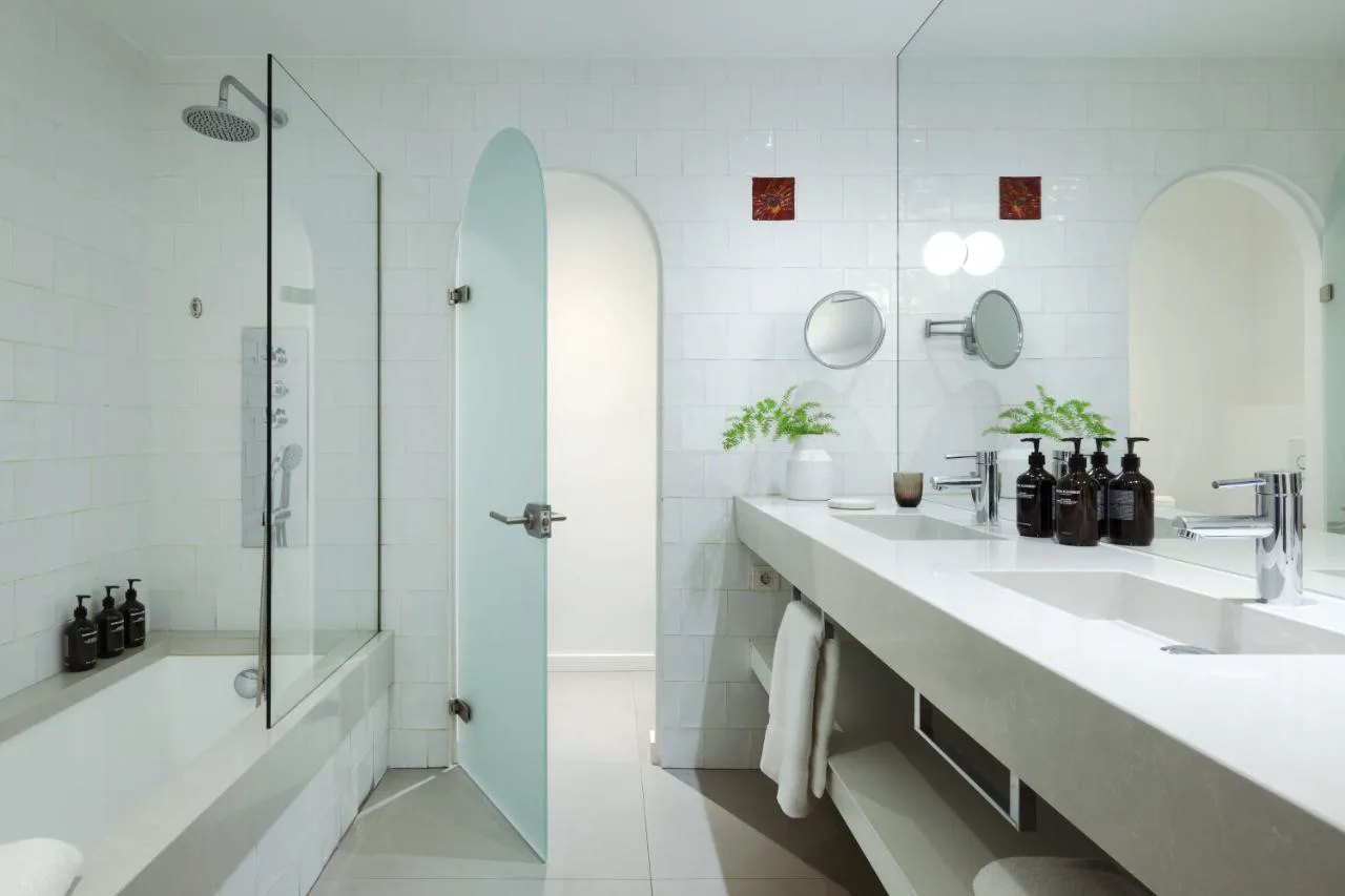 Baño de diseño con bañera y ducha en Vilalara Grand Hotel